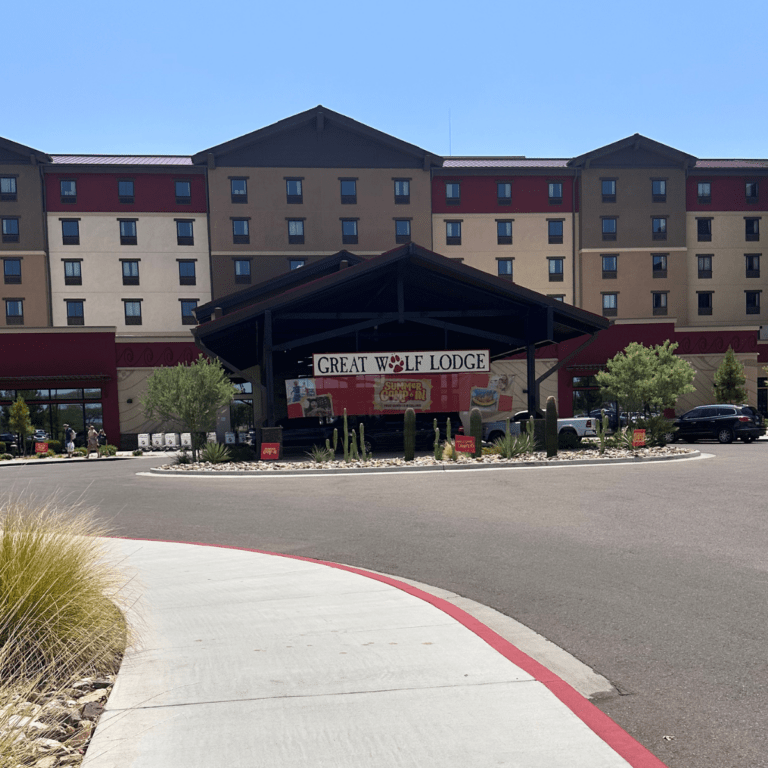 Front picture of entrance to Great Wolf Lodge